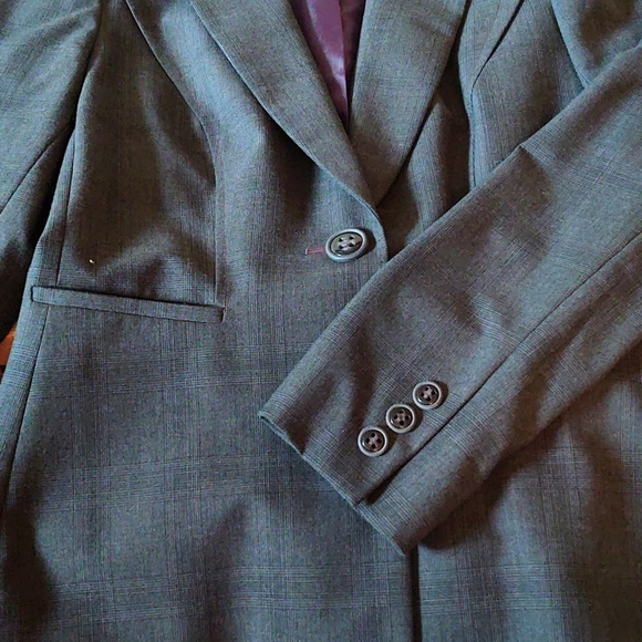 Tahari Gray plaid suiting Pantsuit, size 6 - Picture 3 of 4